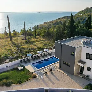 Villa Royal Promons - Heated Pool, Starigrad Paklenica